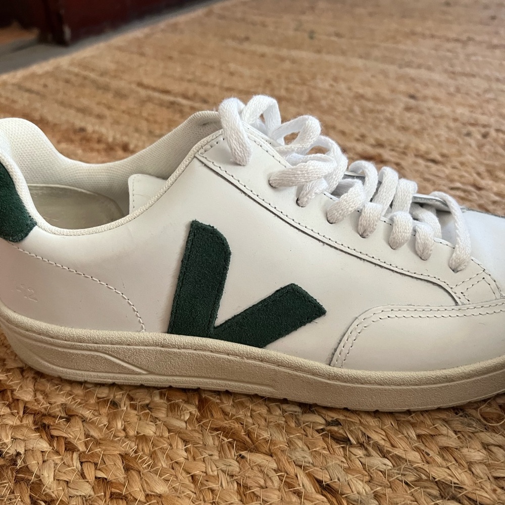 Veja V12 Campo - Eur 41 / US Mens 8 / Womens 10.5